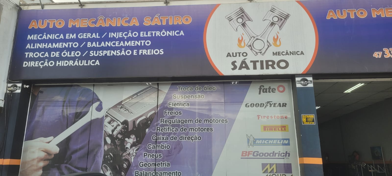 Mecânico trabalhando em motor na Auto Mecânica Sátiro